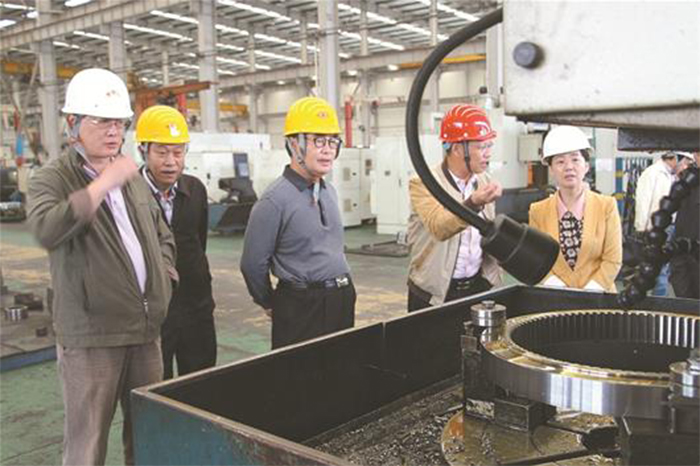 圖為： 2018年9月27日，省政協社會和法制委員會主任王鐵民率部分委員就“防范化解企業債務風險”在荊州市巨鯨傳動機械有限公司調研。.jpg