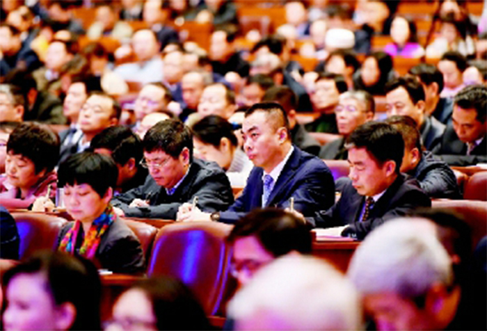 1547689240664797.jpg 政協(xié)委員認(rèn)真聆聽(tīng)政協(xié)湖北省十二屆委員會(huì)常委會(huì)工作報(bào)告。.jpg