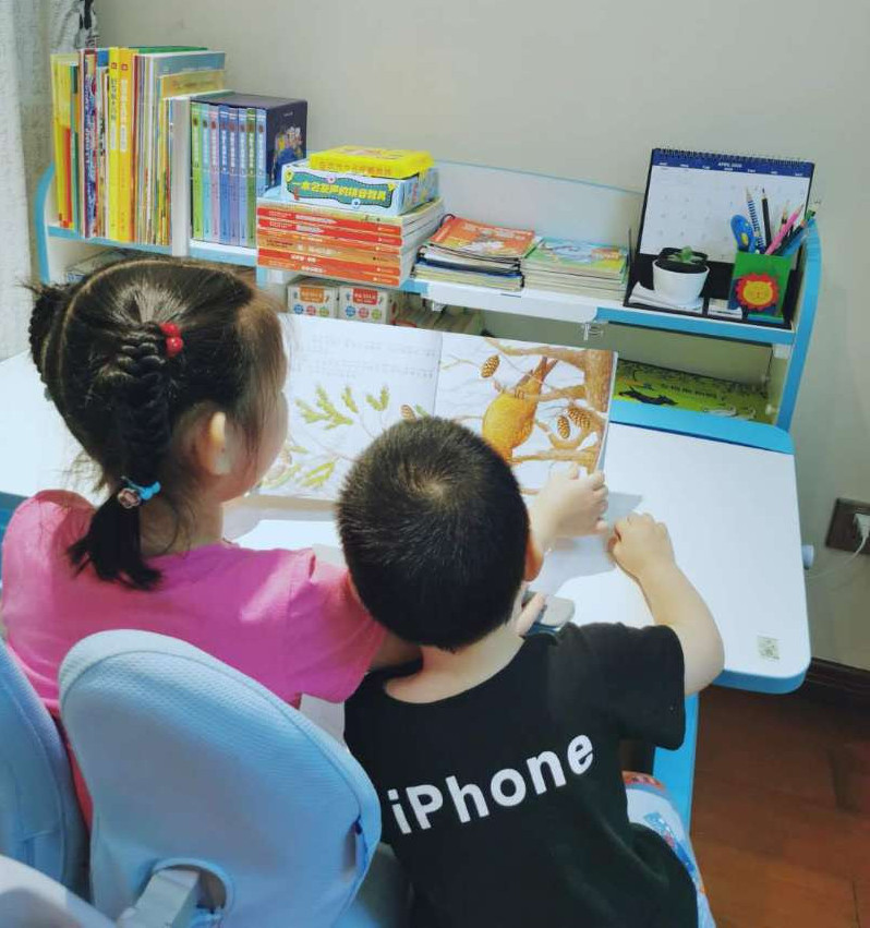 劉菲菲書房照.jpg 劉菲菲書房照.jpg