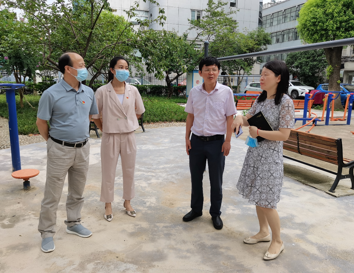 3省政協(xié)副秘書長、機關黨組成員吳麟章在戶部巷社區(qū)調研“我為群眾辦實事”工作jpg.jpg