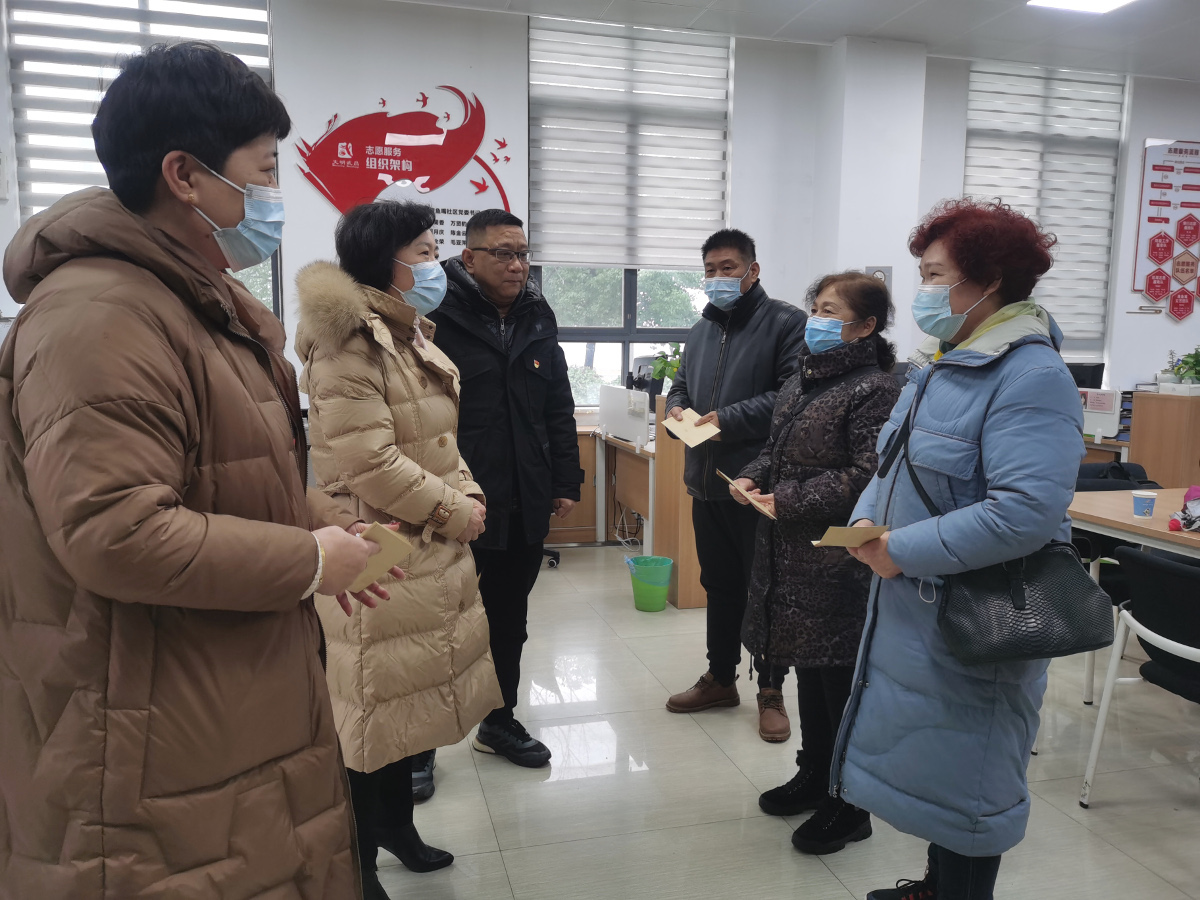 1劉麗瓊同志一行在青魚嘴社區慰問困難群眾.jpg