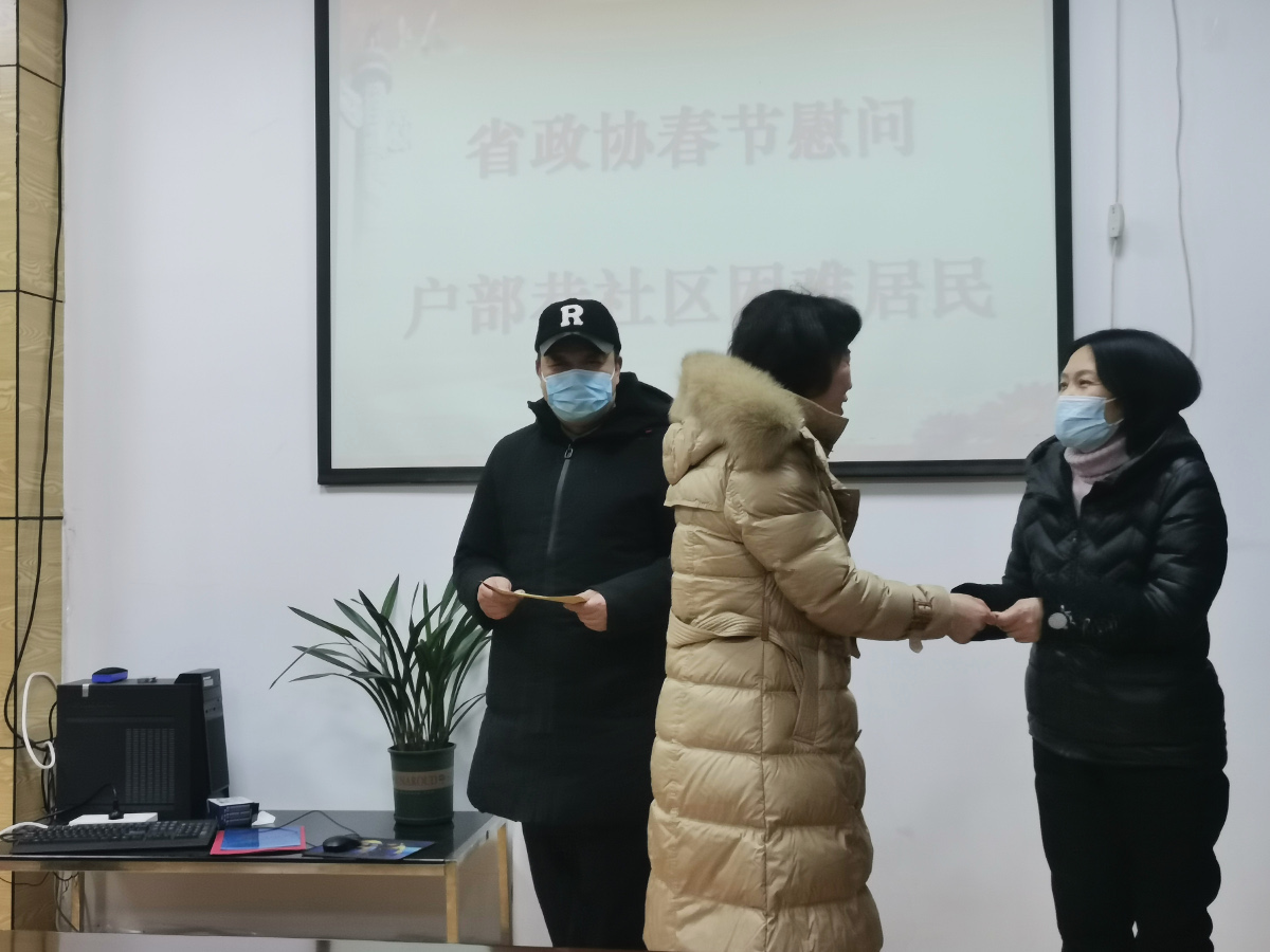 2劉麗瓊同志一行在戶部巷社區慰問困難群眾.jpg