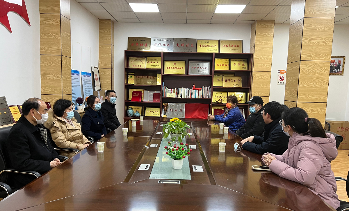 3劉麗瓊同志一行在戶部巷社區座談會上與困難群眾親切交談.jpg