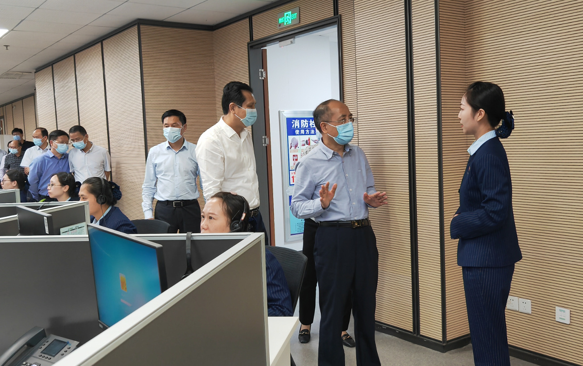 2.張柏青一行在襄陽市行政審批中心調(diào)研.jpg