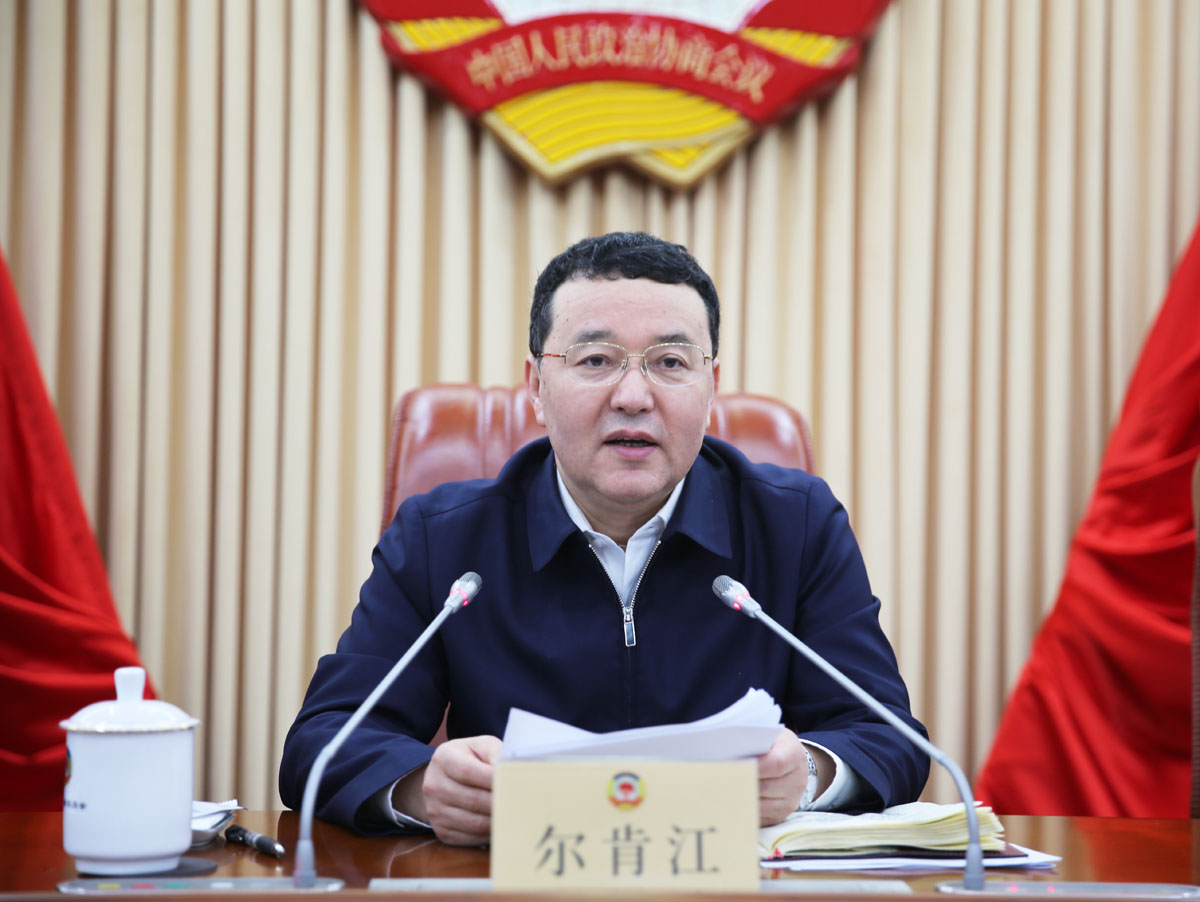 2 省政協(xié)副主席、黨組副書記爾肯江·吐拉洪出席會議并講話.JPG 2 省政協(xié)副主席、黨組副書記爾肯江·吐拉洪出席會議并講話.JPG