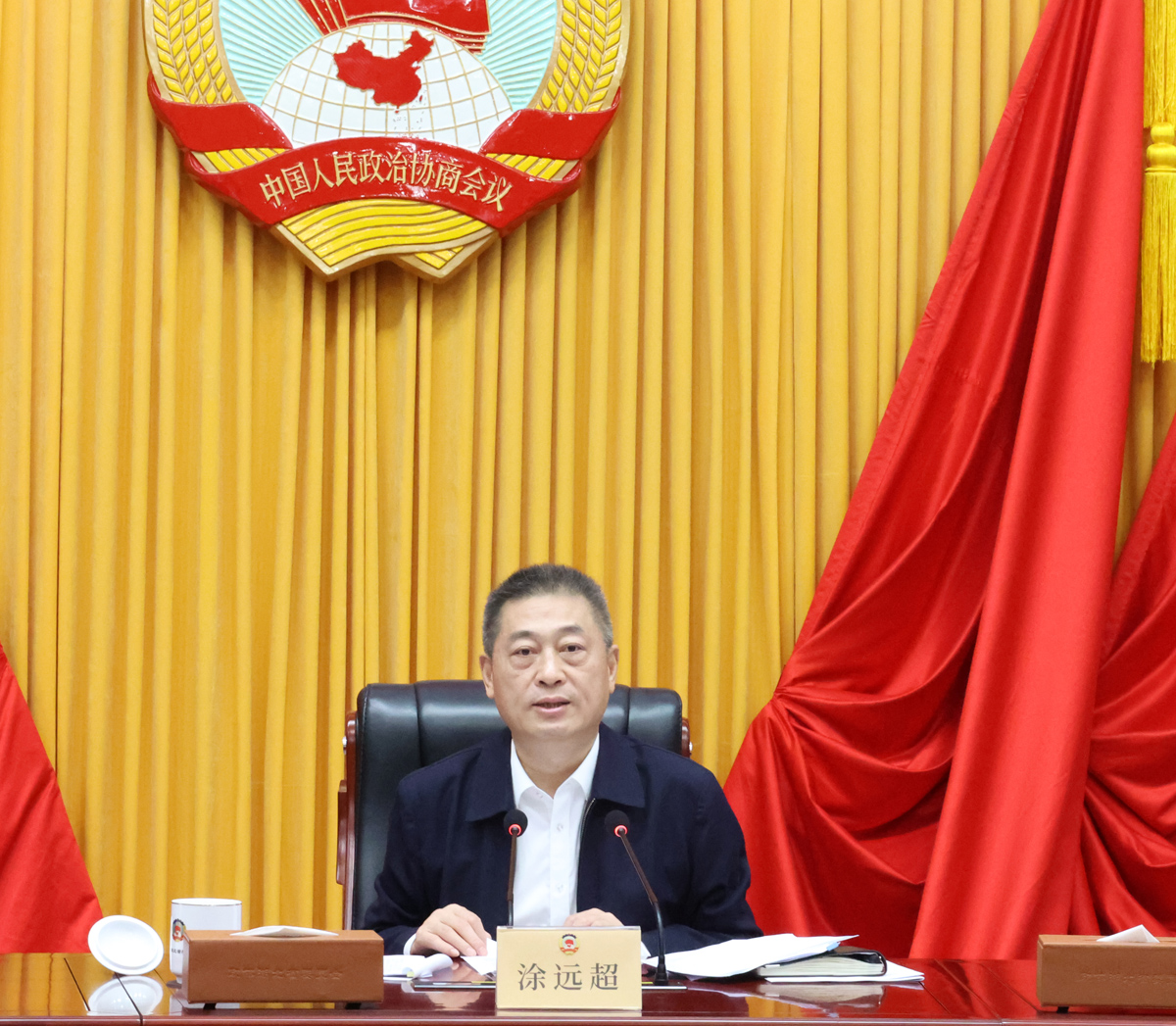 2____省政協(xié)黨組成員、秘書長、機關黨組書記涂遠超主持會議并講話.JPG
