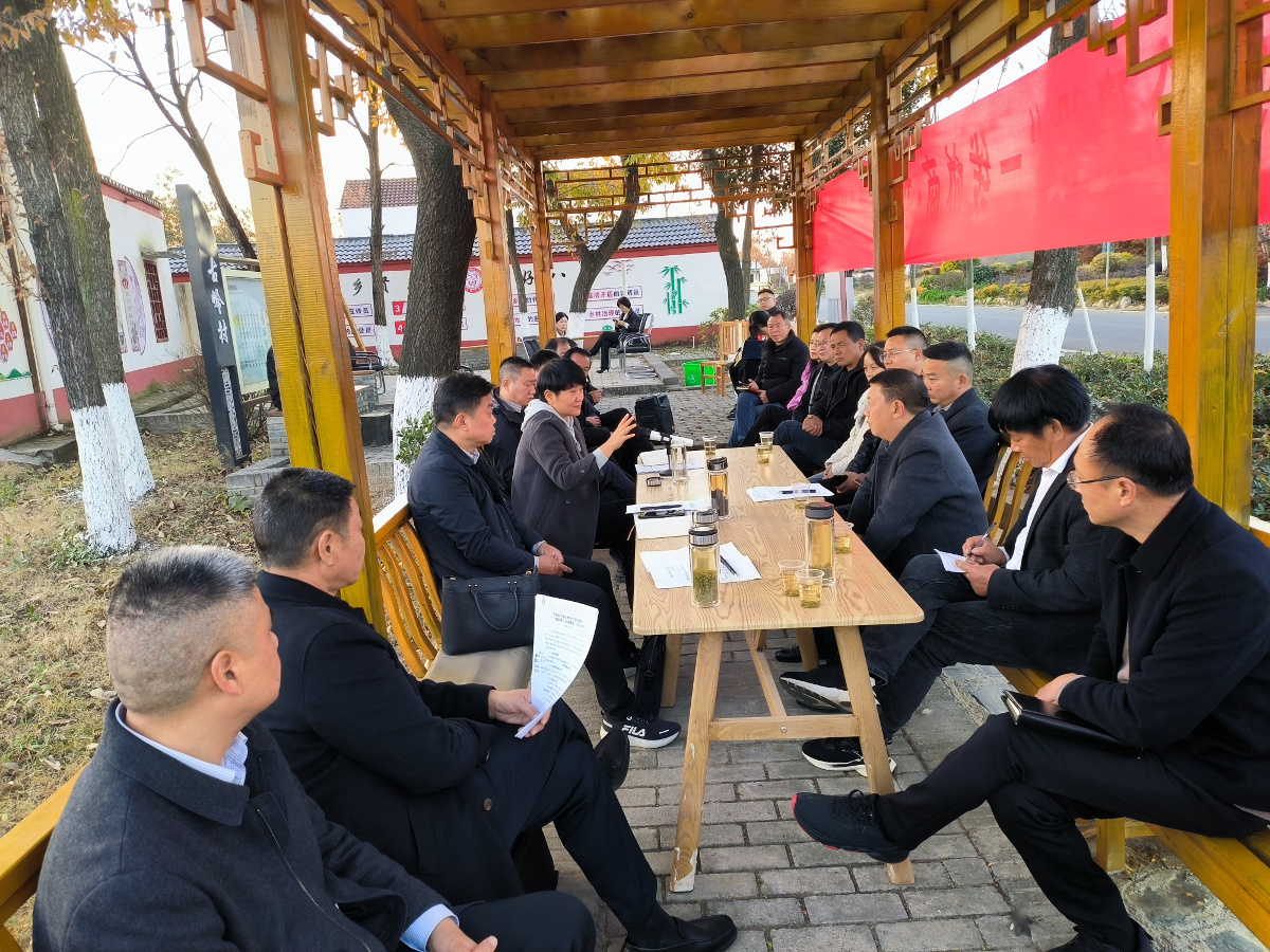 2023年12月7日，市委常委、市政府副市長邢紅麗參加市政協“古嶺村產地倉建設”一線協商活動，現場回應群眾關切.jpg