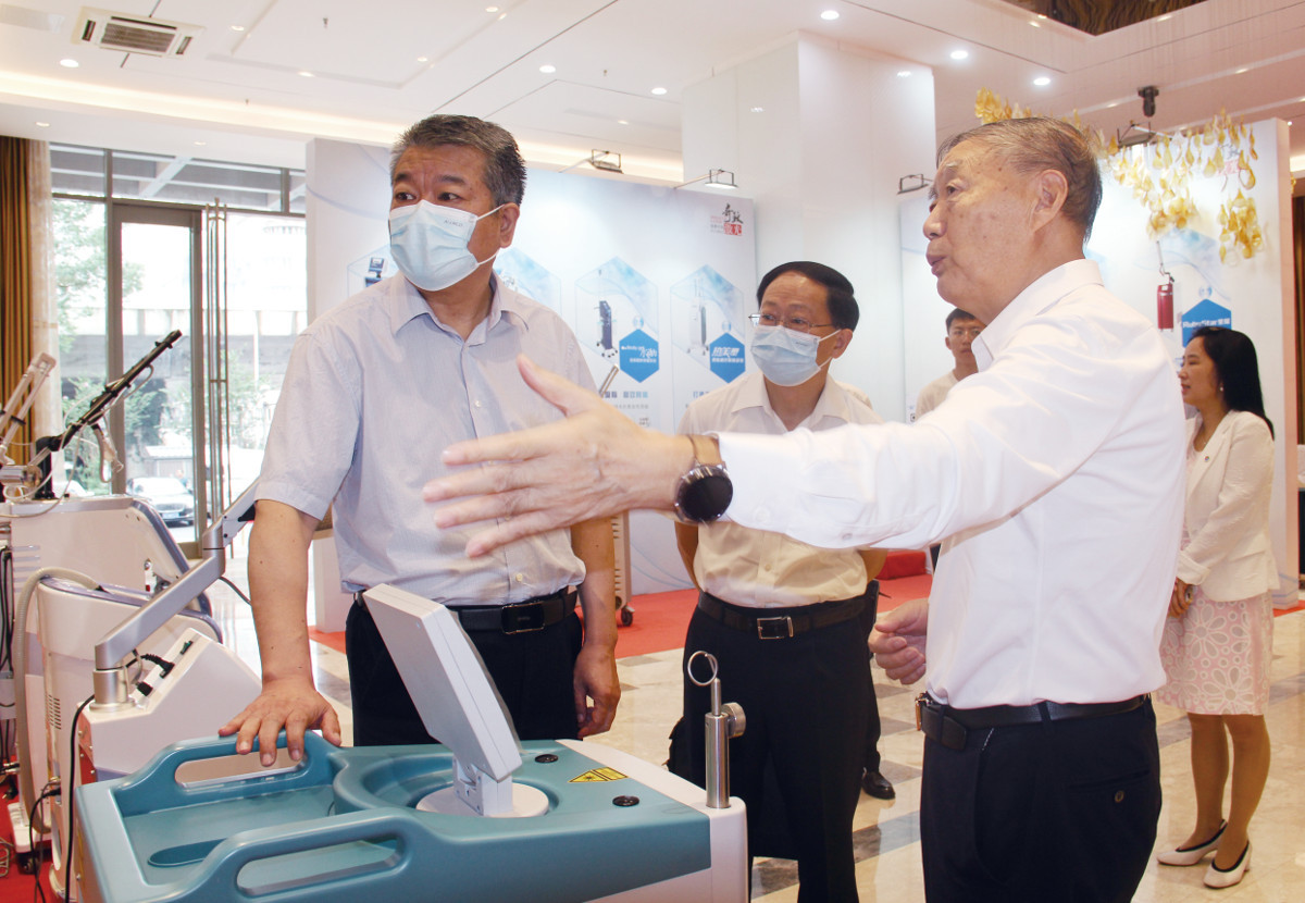 2022年7月21日,省政協(xié)黨組副書(shū)記、副主席李兵率隊(duì)到武漢楚天激光(集團(tuán))股份有限公司走訪調(diào)研.jpg 2022年7月21日,省政協(xié)黨組副書(shū)記、副主席李兵率隊(duì)到武漢楚天激光(集團(tuán))股份有限公司走訪調(diào)研.jpg