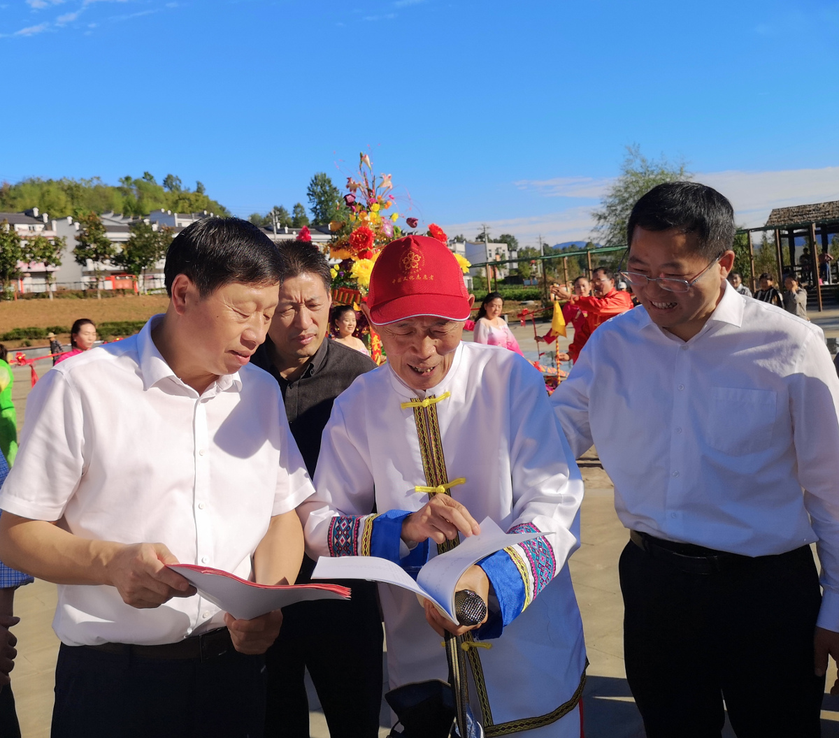 2022年9月28日,省政協(xié)副主席張維國(guó)調(diào)研十堰市竹溪縣寶豐鎮(zhèn)龍井村“一線協(xié)商·共同締造”工作開(kāi)展情況.jpg 2022年9月28日,省政協(xié)副主席張維國(guó)調(diào)研十堰市竹溪縣寶豐鎮(zhèn)龍井村“一線協(xié)商·共同締造”工作開(kāi)展情況.jpg