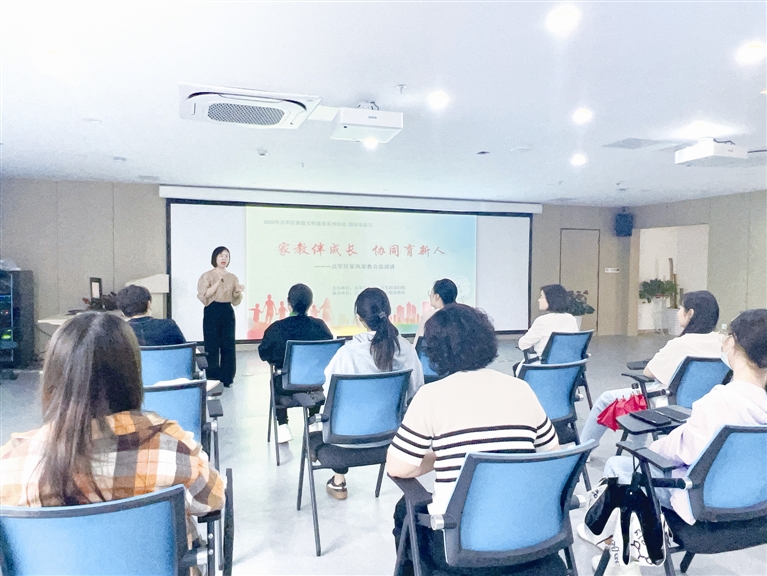 楊陽委員深入社區(qū)開展家風(fēng)家教公益宣講。.jpg