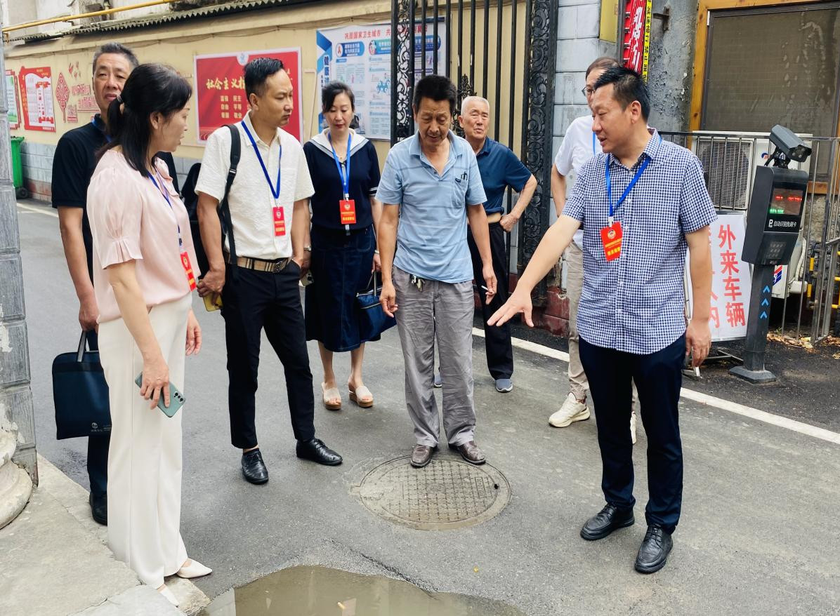 3.1政協委員調研了解小區下水管網問題 (1).jpg