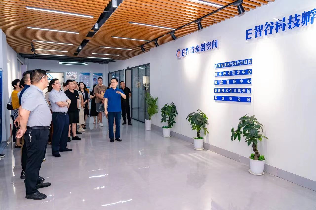 東西湖區民營企業家代表參觀區政協工商聯界別委員企業E智造眾創空間.jpg