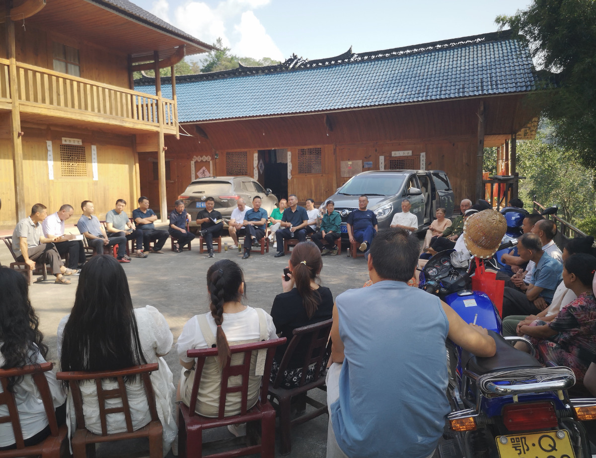 政協委員組織茶農召開院壩協商會.jpg