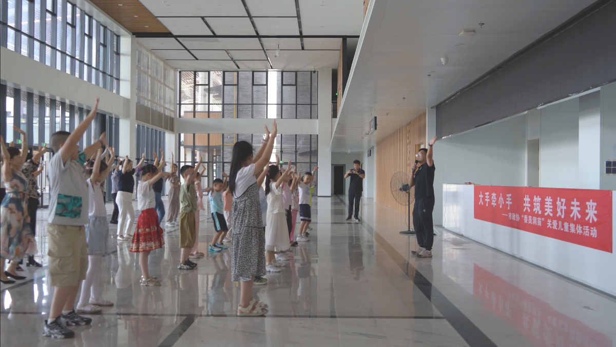 2024年7月7日,宜都市政協開展“委員潤苗”結對關愛兒童集體活動。圖為委員與孩子們在市民活動中心開展能力拓展活動.jpg 2024年7月7日,宜都市政協開展“委員潤苗”結對關愛兒童集體活動。圖為委員與孩子們在市民活動中心開展能力拓展活動.jpg