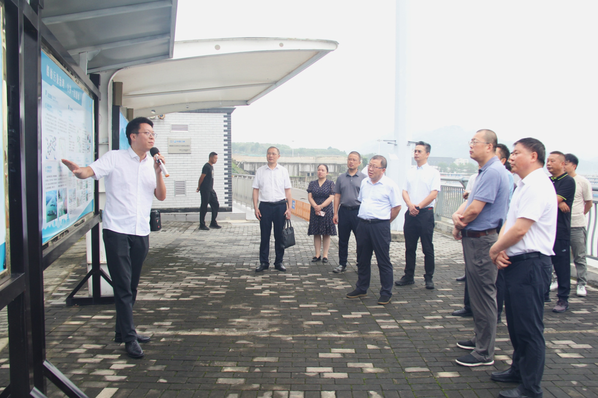 7月11日,住宜省政協委員何建剛組織委員工作室省、市、區三級政協委員開展“船舶和港口污染防治”監督性調研活動.jpg 7月11日,住宜省政協委員何建剛組織委員工作室省、市、區三級政協委員開展“船舶和港口污染防治”監督性調研活動.jpg