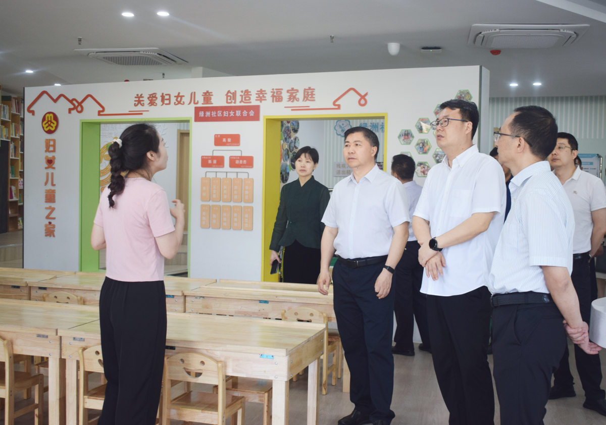 2024年5月31日，夷陵區政協聚焦關愛少兒成長，促進家庭教育主題，組織夷陵聯組省市區三級政協委員開展“一線協商·共同締造”行動。圖為在該區綠洲社區調研社區家庭教育工作.jpg