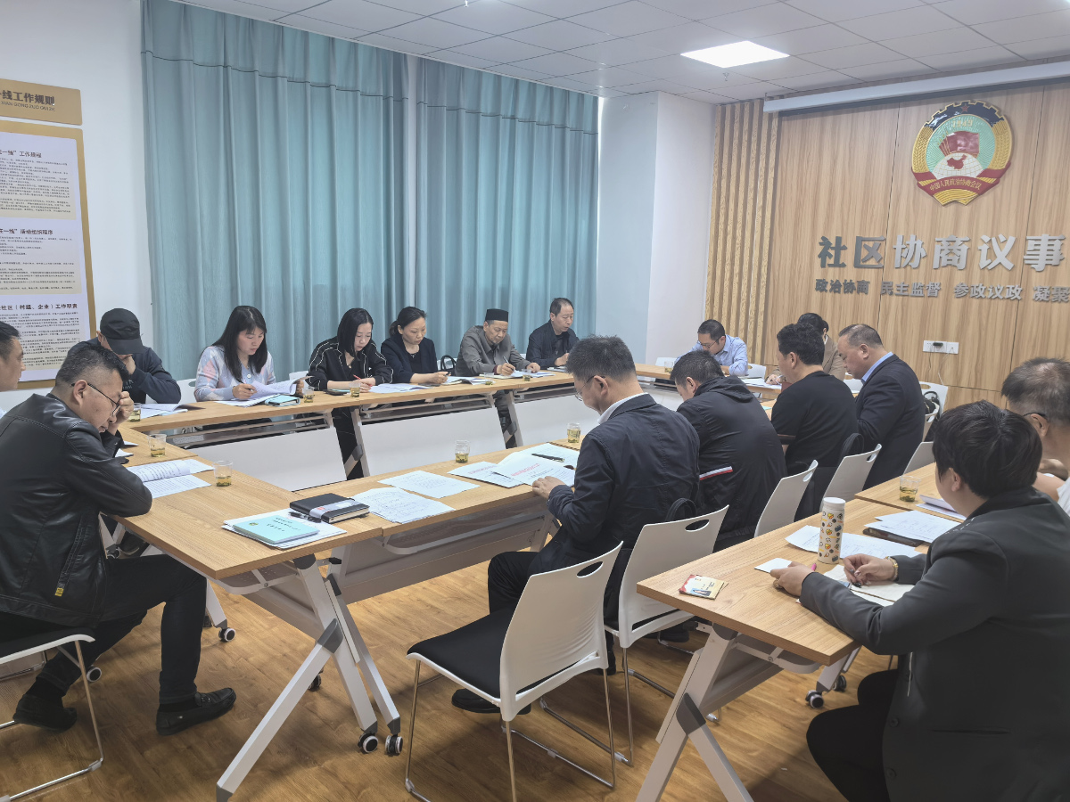 政協委員、綠化管理處、供電公司、社區工作人員和居民代表圍坐在一起協商.jpg