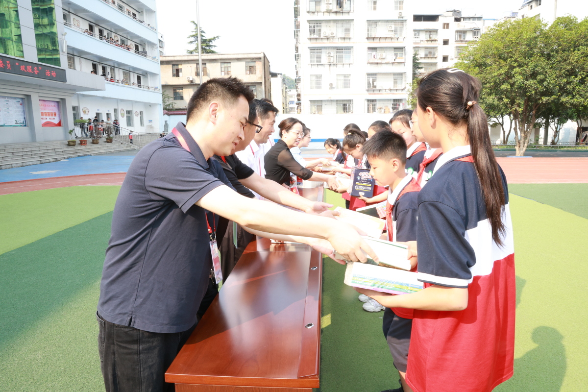 圖一：丹江口市政協委員在余家營小學委員向委員捐贈書籍.jpg