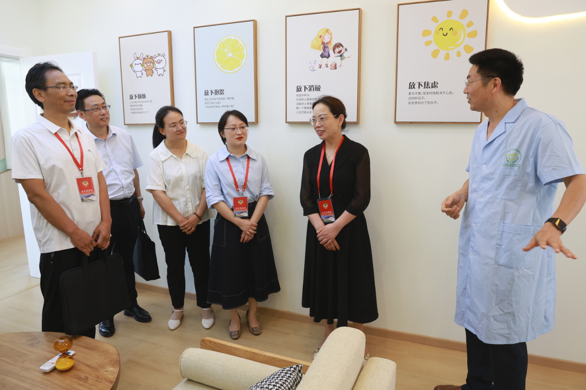 圖二 調研組一行在丹江口市心理健康輔導中心調研.jpg