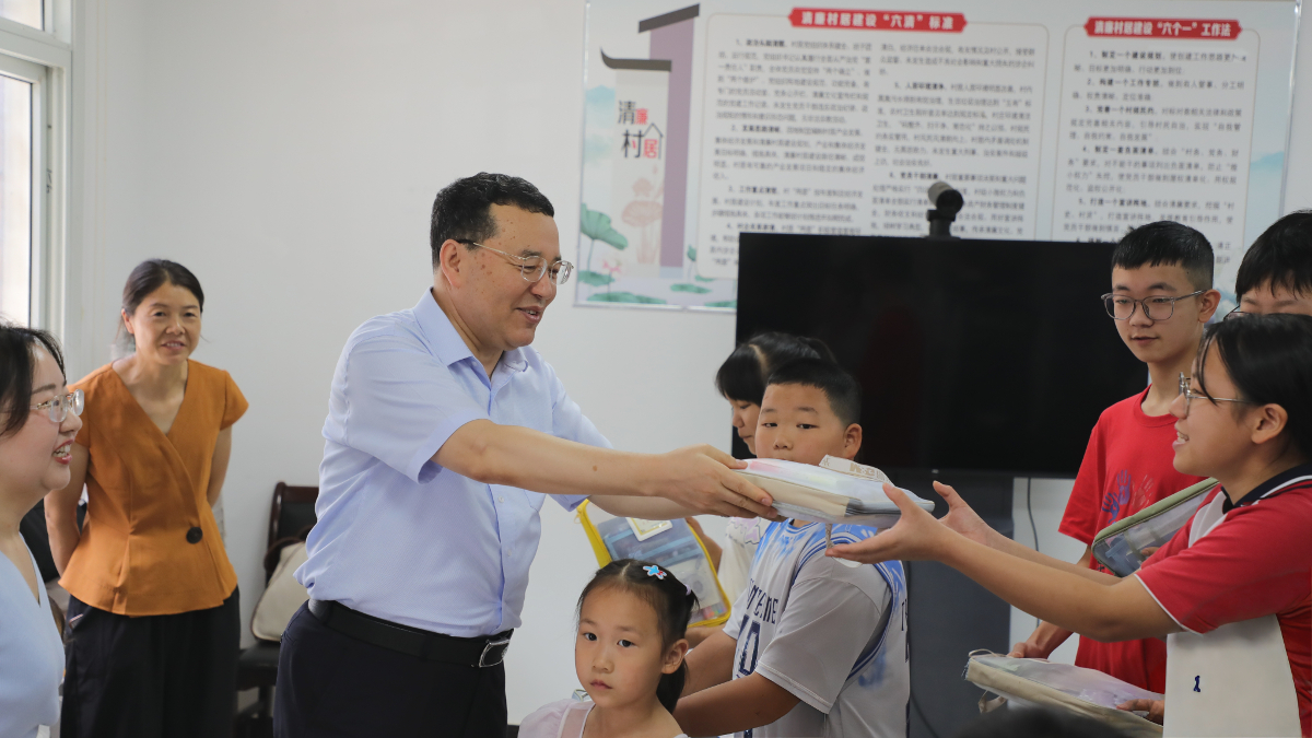 爾肯江·吐拉洪在神農(nóng)架林區(qū)新華鎮(zhèn)石屋頭村看望慰問留守兒童,為孩子們贈送文具.jpg 爾肯江·吐拉洪在神農(nóng)架林區(qū)新華鎮(zhèn)石屋頭村看望慰問留守兒童,為孩子們贈送文具.jpg