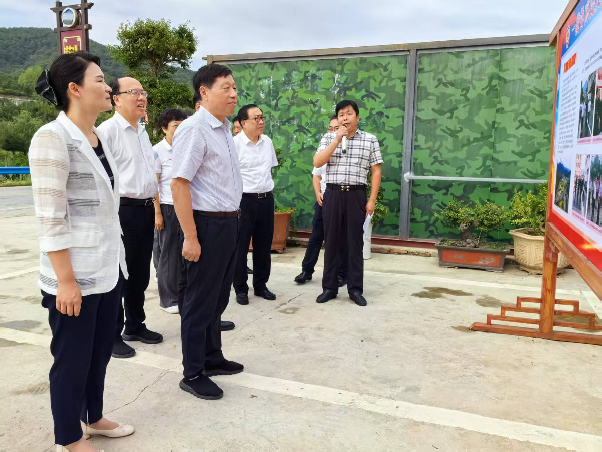 9月2日張維國在保康馬良鎮陳家灣村調研一線協商工作.jpg 9月2日張維國在保康馬良鎮陳家灣村調研一線協商工作.jpg