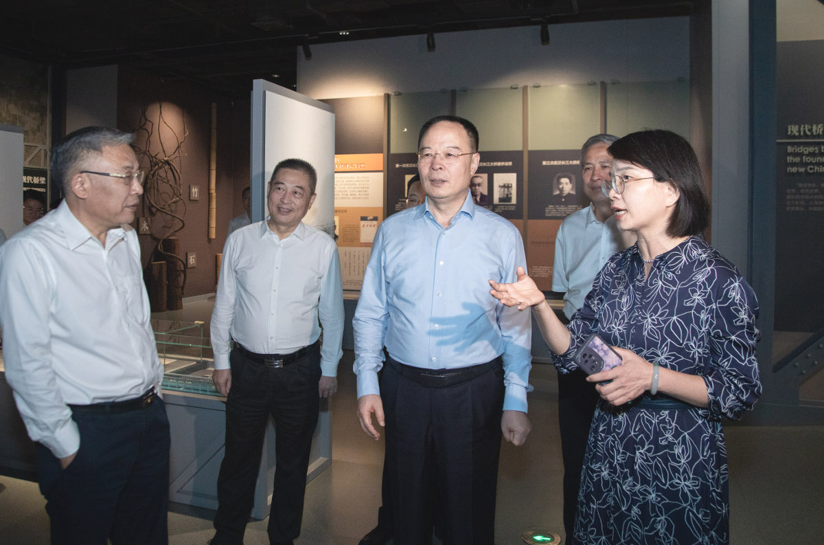 2025年9月11日，孫偉赴武漢市調研中鐵大橋局集團有限公司、橋梁智能與綠色建造全國重點實驗室。圖為孫偉在橋梁博物館調研。.jpg