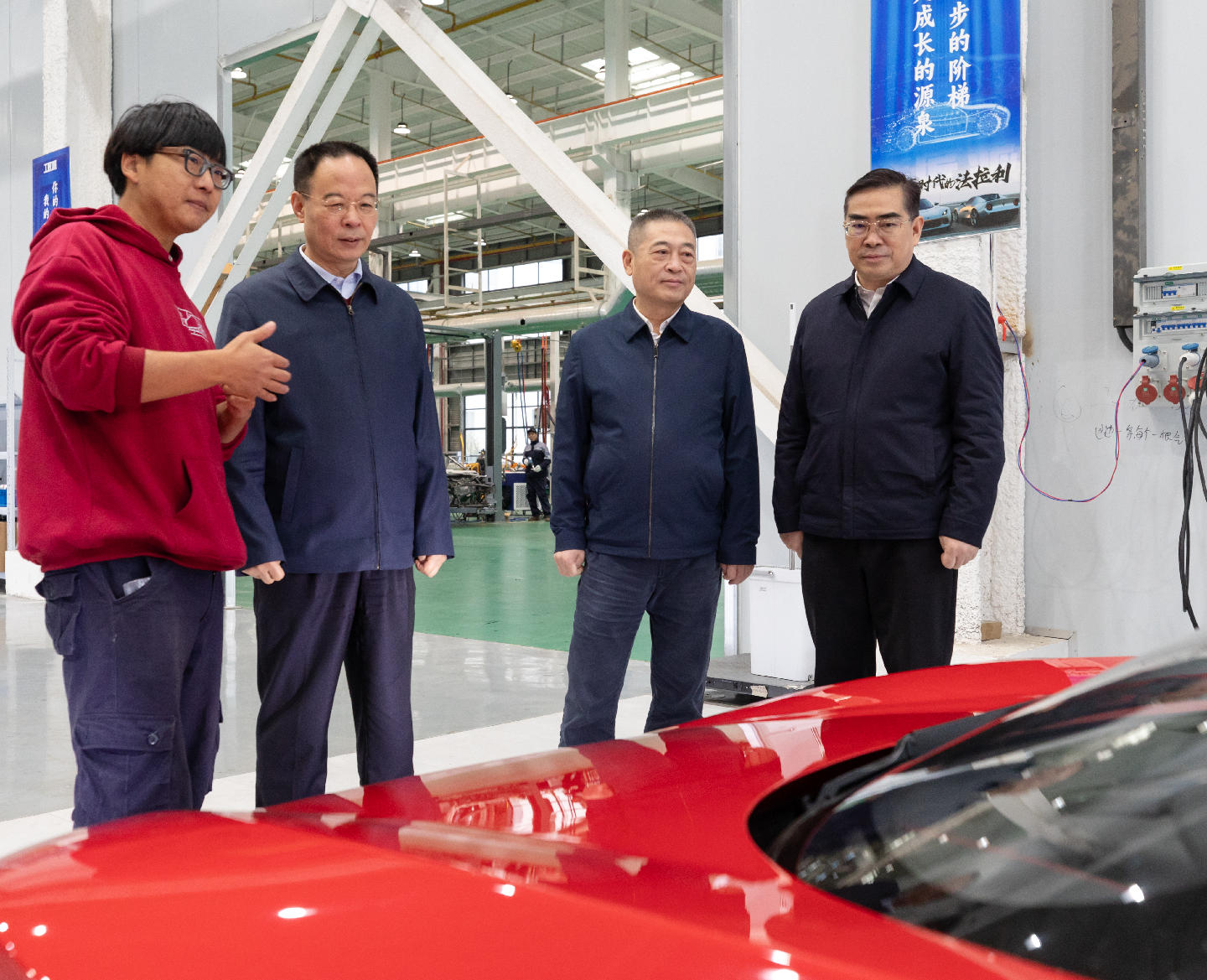 2025年10月21日，孫偉在湖北源派車業(yè)有限公司，調(diào)研新能源跑車生產(chǎn)情況.jpg